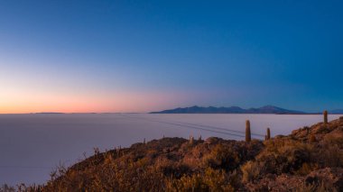 Uyuni tuz gündoğumu sırasında düz manzara