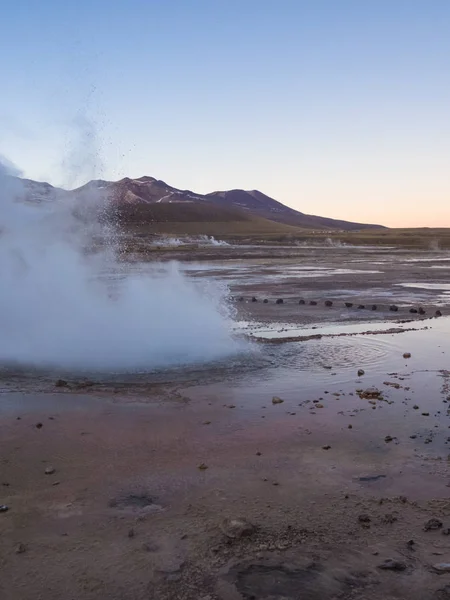 Geysers Atacama (del Tatio) emitindo vapor no início da manhã — Fotografia de Stock