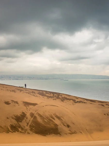 Duna de arena gigante en la bahía de Valparaíso, Concón, Chile. Con el Valp — Foto de Stock