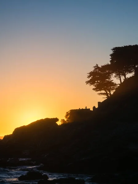 Sunset in the beach of Zapallar in Chile. Sunlight on waves and — Stock Photo, Image