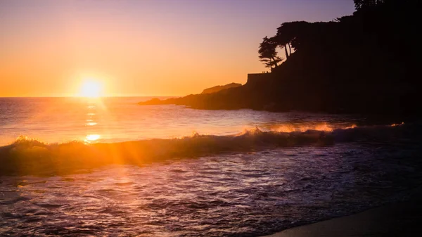 Закат на пляже Феллара в Чили. Солнечный свет на волнах и — стоковое фото