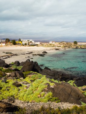 Plaj ve turkuaz ve mavi su Bahia Inglesa, Chile