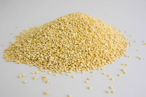 Hegyi a Quinoa magokat, fehér háttér a Quinoa magokat. Quin — Stock Fotó
