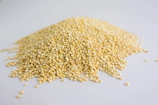 Mountain of Quinoa Seeds, fond blanc de graines de quinoa. Quin ! — Photo