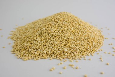 Quinoa tohumları dağ Quinoa tohumları, beyaz arka plan. Quin