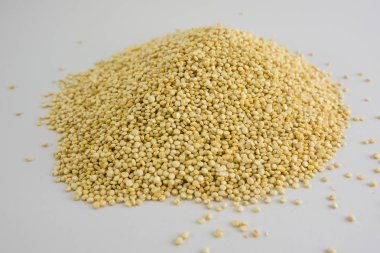 Quinoa tohumları dağ Quinoa tohumları, beyaz arka plan. Quin