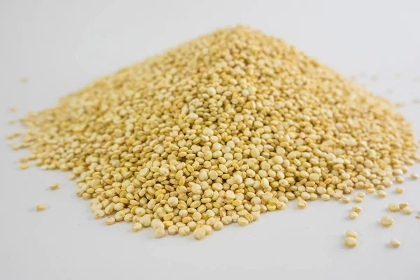 Mountain of Quinoa Seeds, fond blanc de graines de quinoa. Quin ! — Photo