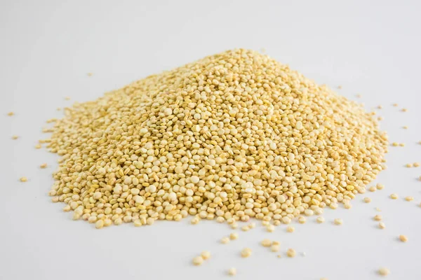 Montanha de sementes de quinoa, fundo branco de sementes de quinoa. Quin... — Fotografia de Stock