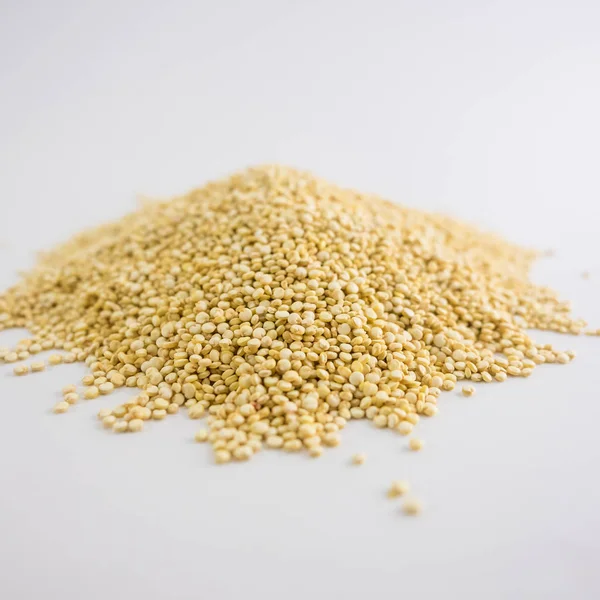 Mountain of Quinoa Seeds, fond blanc de graines de quinoa. Quin ! — Photo