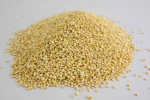 Berget av Quinoa frön, vit bakgrund av Quinoa frön. Quin — Stockfoto