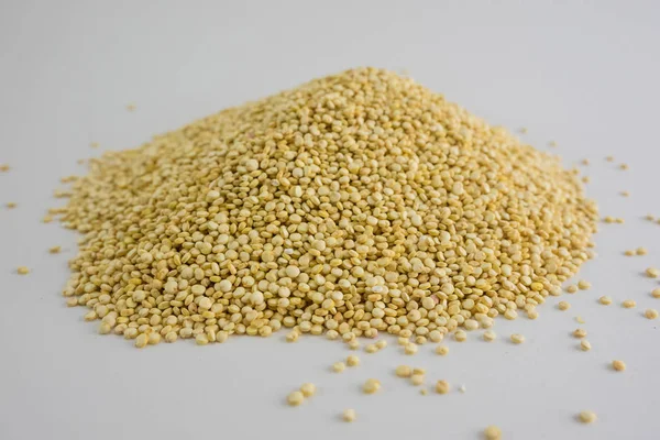 Berget av Quinoa frön, vit bakgrund av Quinoa frön. Quin — Stockfoto