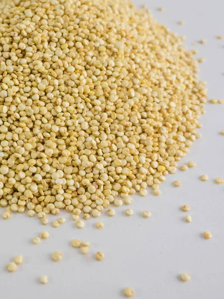 Mountain of Quinoa Seeds, fond blanc de graines de quinoa. Quin ! — Photo