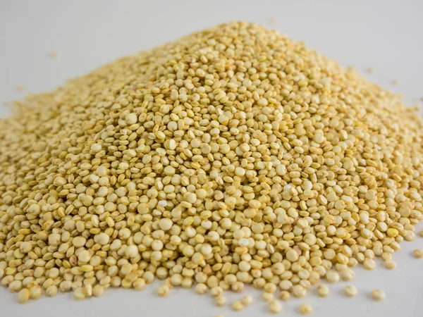 Montanha de sementes de quinoa, fundo branco de sementes de quinoa. Quin... — Fotografia de Stock