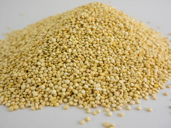 Berget av Quinoa frön, vit bakgrund av Quinoa frön. Quin — Stockfoto