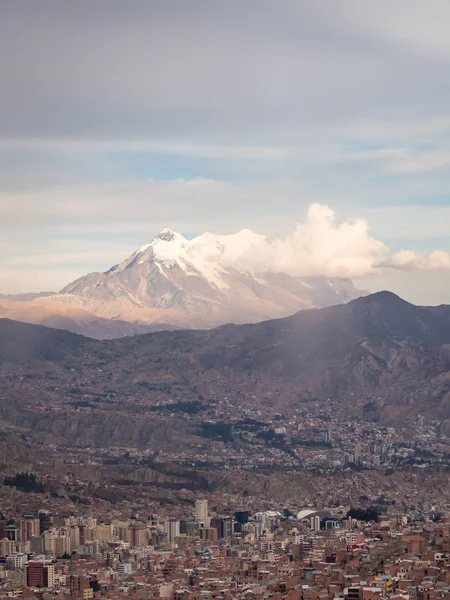 Stadsbilden i La Paz, Bolivia med Illimani berg stiger i th — Stockfoto