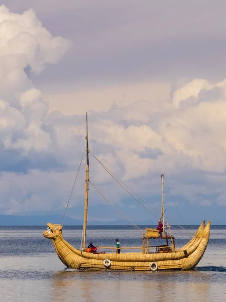 Totora hizo barco en el lago Titicaca, Bolivia — Foto de Stock