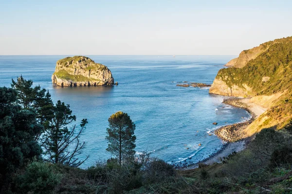 Blick auf die Umgebung von san juan de gaztelugatxe in der Sonne — Stockfoto