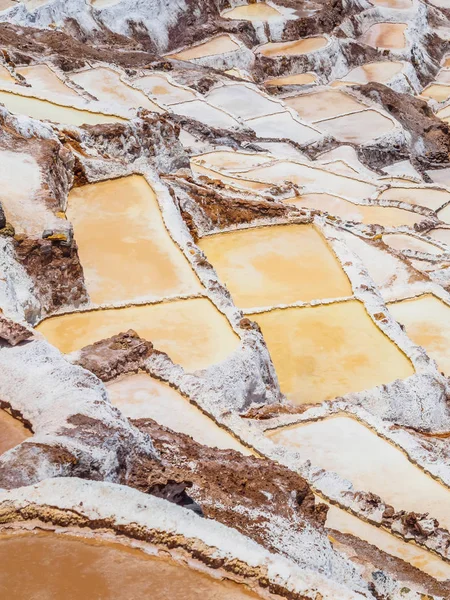 Detalhe dos terraços de sal nas salinas de Maras, salineras — Fotografia de Stock