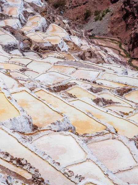 Detalhe dos terraços de sal nas salinas de Maras, salineras — Fotografia de Stock