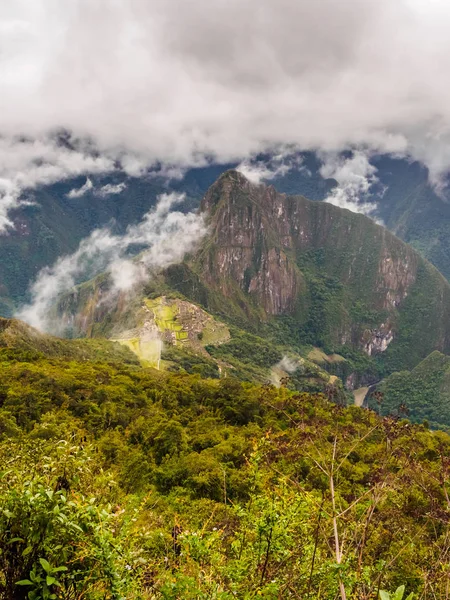 Machu Picchu dağından Machu Picchu 'nın görünümü. — Stok fotoğraf
