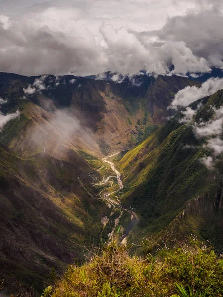 Vue depuis le sommet de la montagne Machu Picchu, la rivière et le Salut — Photo
