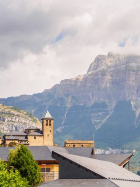 Torla Ordesa, alt Dağları ile kilise, Pyrinees Spai