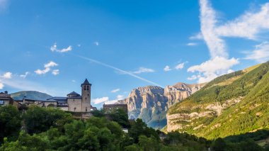 Torla Ordesa, alt Dağları ile kilise, Pyrinees Spai