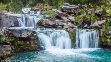 Ordesa y Monte per 'daki trekking parkurlarının yanında şelaleler