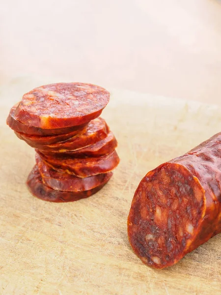 Iberische Chorizo, spanische Chorizo oder spanische Wurst in Scheiben geschnitten auf einem Holzbrett. typisch spanisches Gericht — Stockfoto