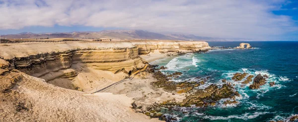 Stone arch called "La Portada" on the north coast of Chile next to the city of Antofagasta — Stock Photo, Image