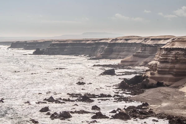 Acantilados en la costa norte de Chile junto a la ciudad de Antofagasta junto al arco de piedra de La Portada — Foto de Stock