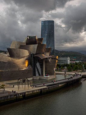 1/Mayıs/2019 Bilbao İspanya; Gün batımında Guggenheim Müzesi yakınlarındaki Bilbao nehir kenarı