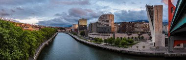 Gün batımında Guggenheim Müzesi yakınlarındaki Bilbao nehir kenarı