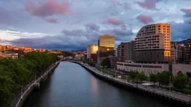 Gün batımında Guggenheim Müzesi yakınlarındaki Bilbao nehir kenarı