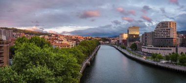 Gün batımında Guggenheim Müzesi yakınlarındaki Bilbao nehir kenarı