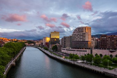 Gün batımında Guggenheim Müzesi yakınlarındaki Bilbao nehir kenarı