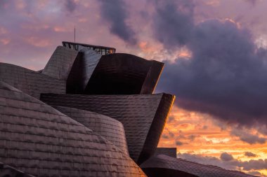 1/Mayıs/2019 Bilbao İspanya; Gün batımında Guggenheim Müzesi yakınlarındaki Bilbao nehir kenarı