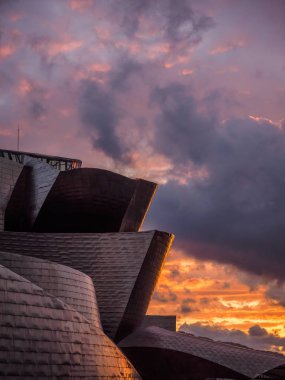 1/Mayıs/2019 Bilbao İspanya; Gün batımında Guggenheim Müzesi yakınlarındaki Bilbao nehir kenarı