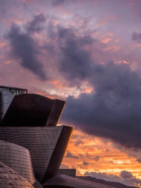 1/Mayıs/2019 Bilbao İspanya; Gün batımında Guggenheim Müzesi yakınlarındaki Bilbao nehir kenarı