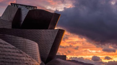 1/Mayıs/2019 Bilbao İspanya; Gün batımında Guggenheim Müzesi yakınlarındaki Bilbao nehir kenarı