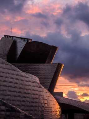 1/Mayıs/2019 Bilbao İspanya; Gün batımında Guggenheim Müzesi yakınlarındaki Bilbao nehir kenarı