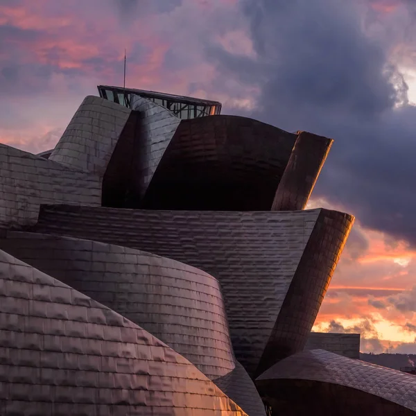 1/Mayıs/2019 Bilbao İspanya; Gün batımında Guggenheim Müzesi yakınlarındaki Bilbao nehir kenarı