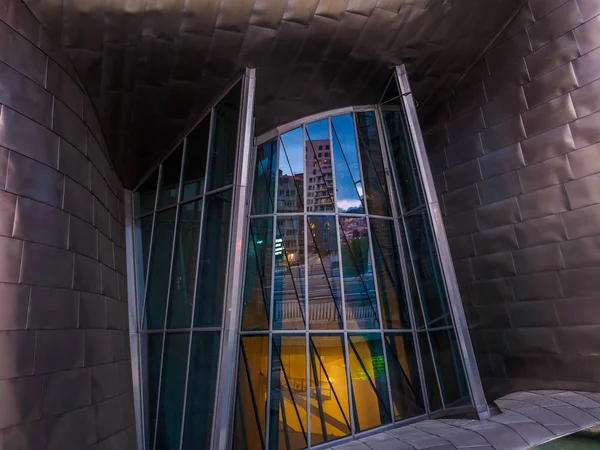 1 / MAIO / 2019 BILBAO ESPANHA; Museu Bilbao Guggenheim durante o pôr do sol — Fotografia de Stock