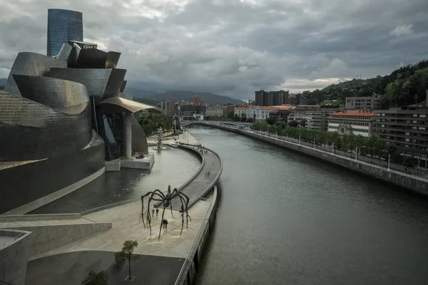 1/maj/2019 Bilbao Spanien; Bilbao Riverside nära Guggenheim-museet under solnedgången — Stockfoto