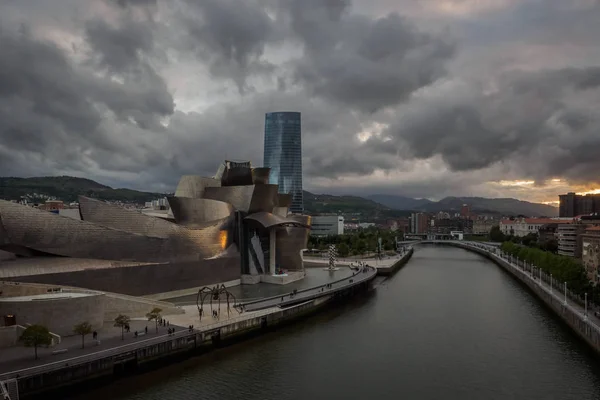 1/maj/2019 Bilbao Spanien; Bilbao Riverside nära Guggenheim-museet under solnedgången — Stockfoto