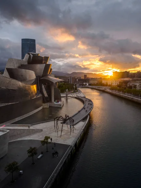 1/Mayıs/2019 Bilbao İspanya; Gün batımında Guggenheim Müzesi yakınlarındaki Bilbao nehir kenarı