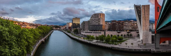 Bilbao na břehu řeky Guggenheim Museum během západu slunce — Stock fotografie