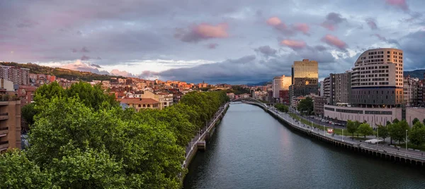 Gün batımında Guggenheim Müzesi yakınlarındaki Bilbao nehir kenarı