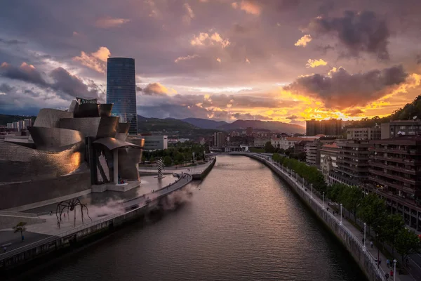 1/Květen/2019 Bilbao Španělsko; Bilbao na břehu řeky Guggenheim Museum během západu slunce — Stock fotografie