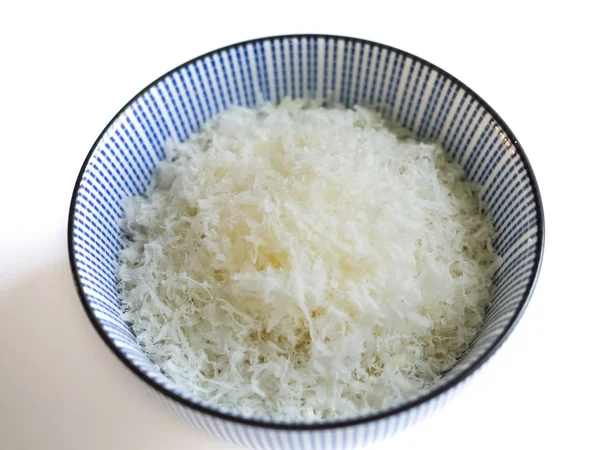 Riven parmesanost i en skål på vit botten — Stockfoto